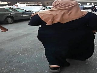 Big Ass Mom Shaking Her Ass In The Street - Neswan Metnaka